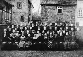 Auguste Schmidt, Foto der Schüler vor der Schule in Mengeringhausen, ca. 1900