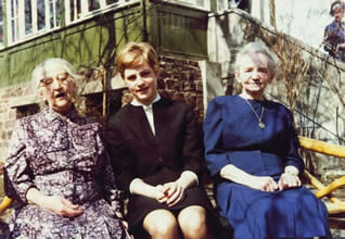 Elisabeth Jankowsky (geb. Lemke), Veronika Crawford (geb. Schaper), Auguste Schaper (geb. Schmidt)