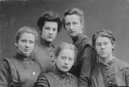 Fräulein Arnheims "Höhere Mädchenschule"; Edith Kafemann, Elisabeth Lemke, Margarethe Loepp, Regina Tieffenbach, Mathilde Rupp 