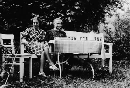Elisabeth mit Tochter Brigitte im Garten des Birkenhauses, Bad Pyrmont, 1937 