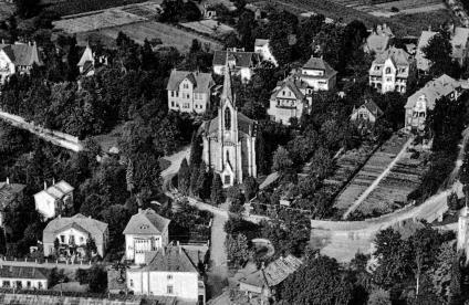 Birkenhaus hinter dem Kirchturm